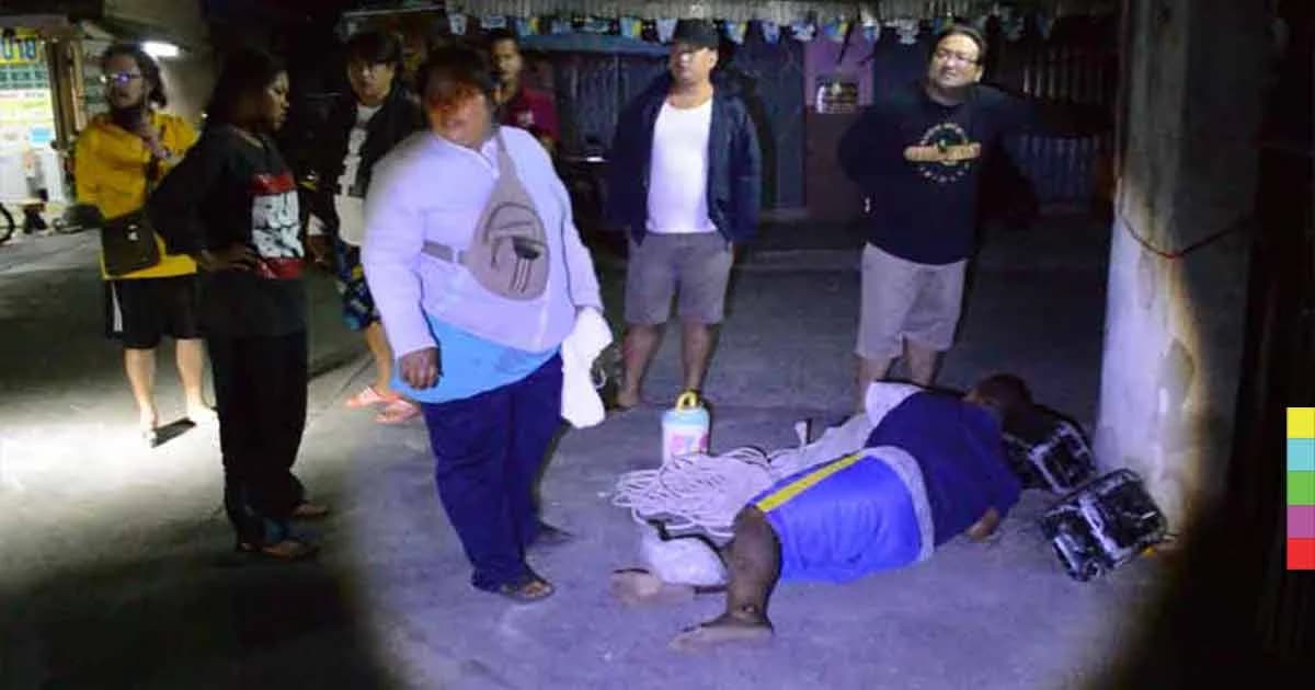 หวิดดับ ! หนุ่มทีมงานฉายหนังกลางแปลง ปีนเก็บเหล็กพลัดตกจอสูงเกือบเท่าตึก 3 ชั้น