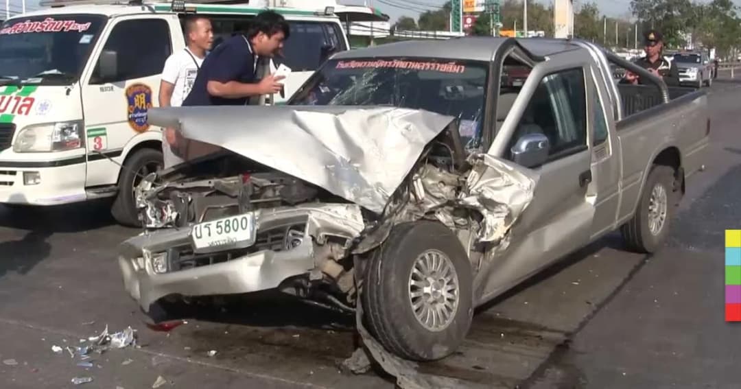 ป้าวัย 62 ปี หลับใน ควบกระบะพุ่งชนเก๋ง-กระบะ 5 คันรวด