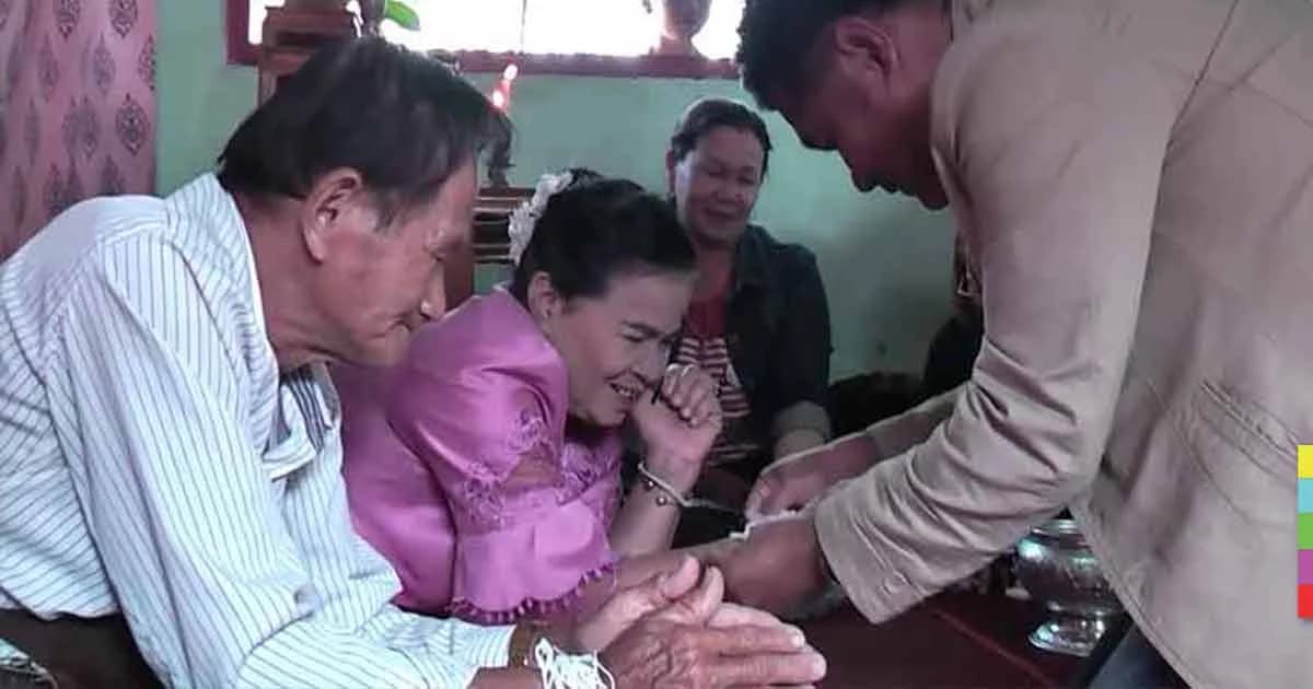 ชื่นมื่น ! คู่บ่าวสาวอายุรวม 137 ปี เข้าพิธีวิวาห์ เผยดูใจ 10 เดือน