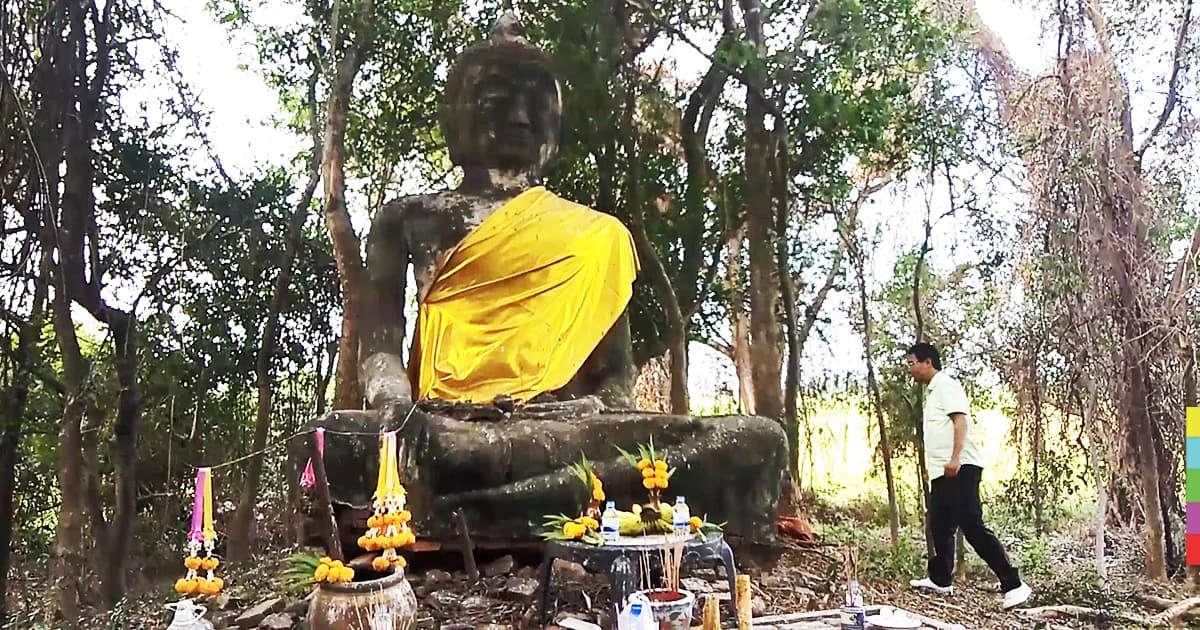 ‘หลวงพ่อโคกงู’ พระพุทธรูปเก่าเเก่ ตั้งตระหง่านในป่ากลางทุ่งนา คาดอายุหลายร้อยปี