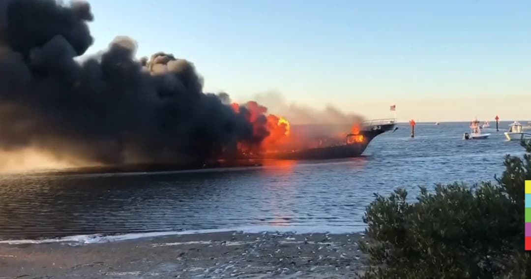 นักพนัน 50 ชีวิต โดดน้ำหนีตาย หลังไฟไหม้คาสิโนลอยน้ำ