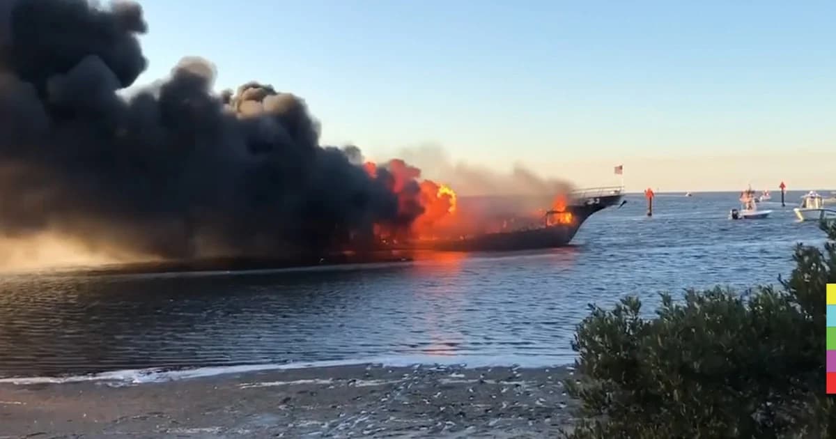 นักพนัน 50 ชีวิต โดดน้ำหนีตาย หลังไฟไหม้คาสิโนลอยน้ำ