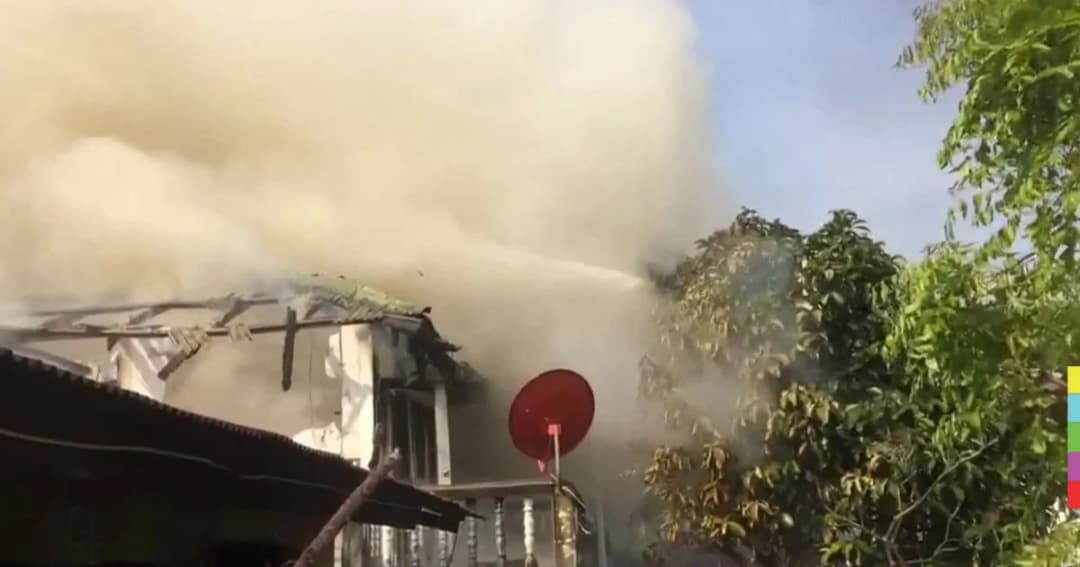 ไฟไหม้บ้านวอด! หลังสาวจุดธูปทิ้งไว้ คาดสะเก็ดธูปกระเด็นติดผ้าม่าน