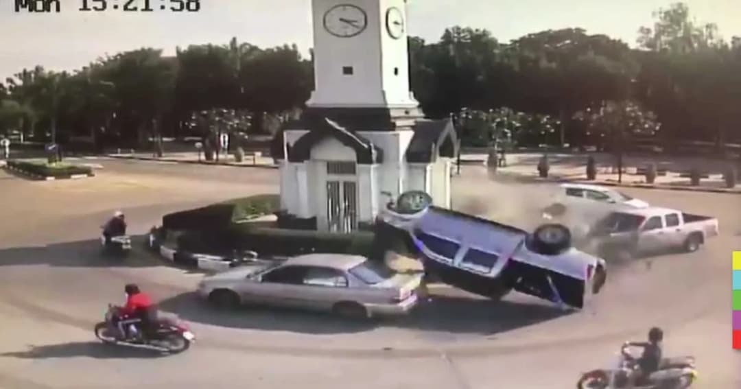 คลิปวงจรปิด! รถพุ่งเข้าห้าแยกหอนาฬิกา ชนสนั่น 6 คันรวด