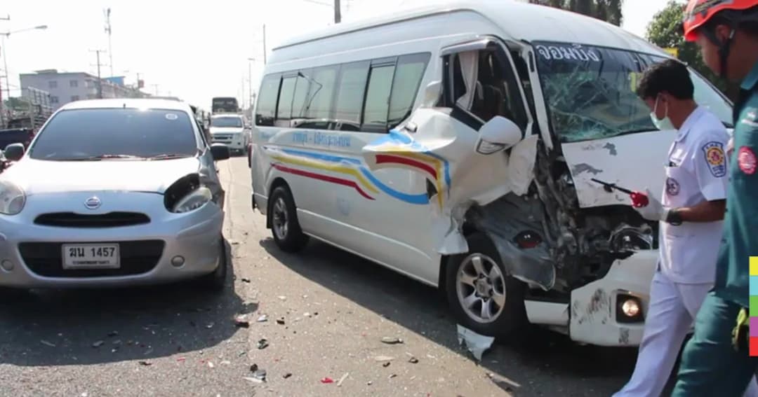 รถตู้ชนปิกอัพกระเด็น รถหลังชนซ้ำ 4 คันรวด เจ็บ 6 ราย