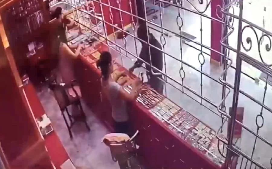 คนร้ายทำเนียน ควักเงินโชว์ ก่อนชิงสร้อยคอทองคำ หนีลอยนวล