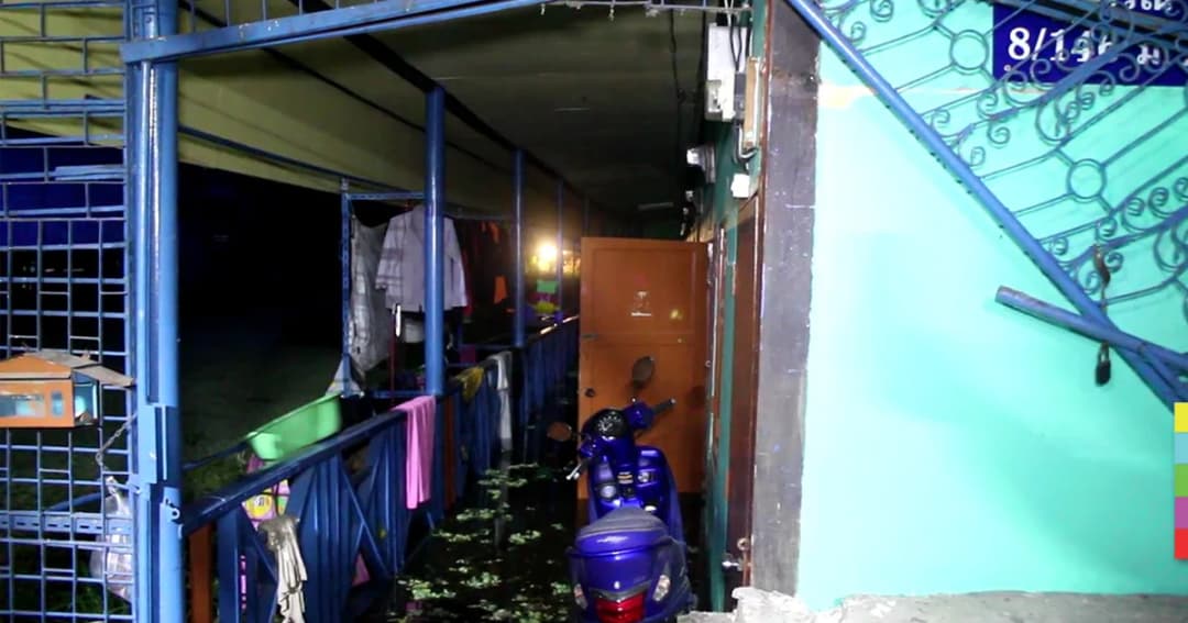 อลหม่าน ! บ้านเช่ากลางน้ำทรุดตัว ชาวบ้านหนีกันวุ่น