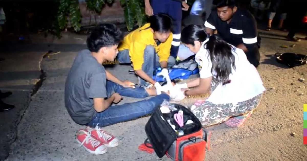 เกือบไม่รอด ! โจ๋ 15 เจอกระเป๋าในพงหญ้าหยิบมาลากเล่น อีกคนเตะ ระเบิดตูมสนั่น