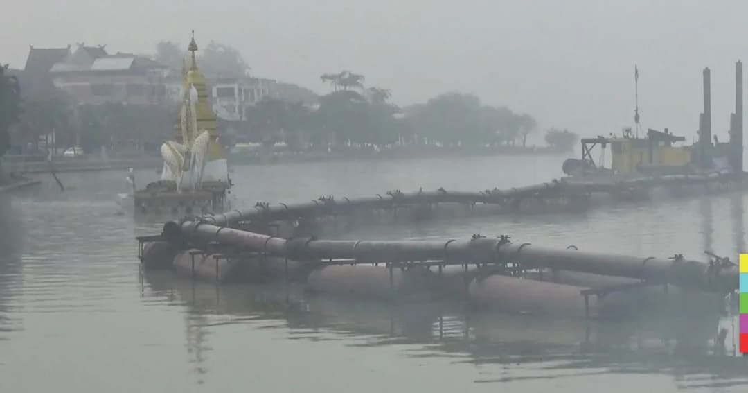 ‘เรือดูด’ กว๊านพะเยา ทิ้งคราบน้ำมัน-กลิ่นเลนเหม็นทั่ว หวั่น นทท.หาย