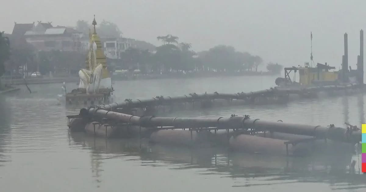 ‘เรือดูด’ กว๊านพะเยา ทิ้งคราบน้ำมัน-กลิ่นเลนเหม็นทั่ว หวั่น นทท.หาย