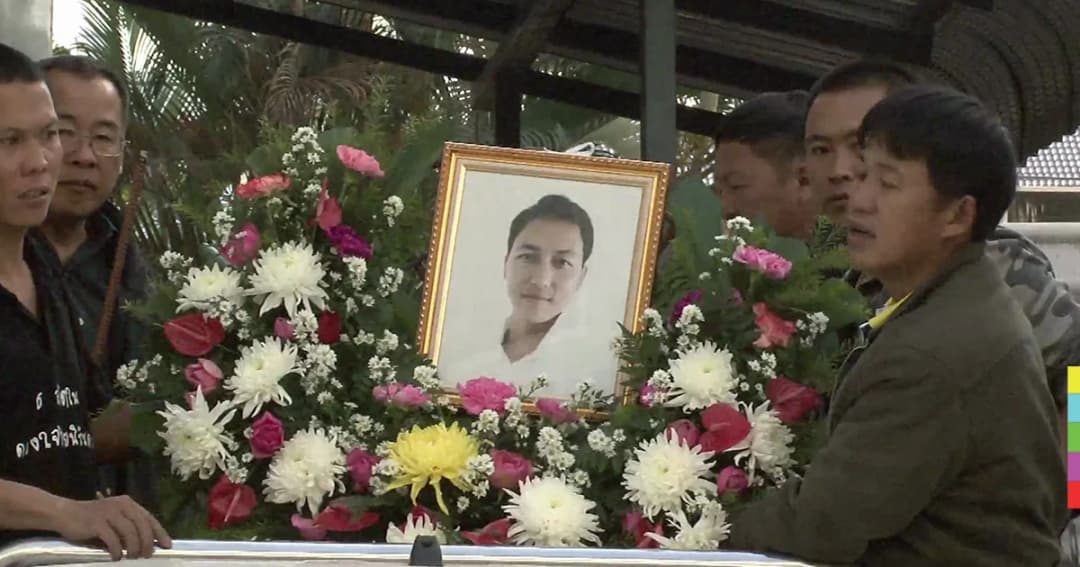 ญาตินำศพ ‘หนุ่มรับเหมา’ ทำพิธีเผา ก่อนพามือปืนขอขมา