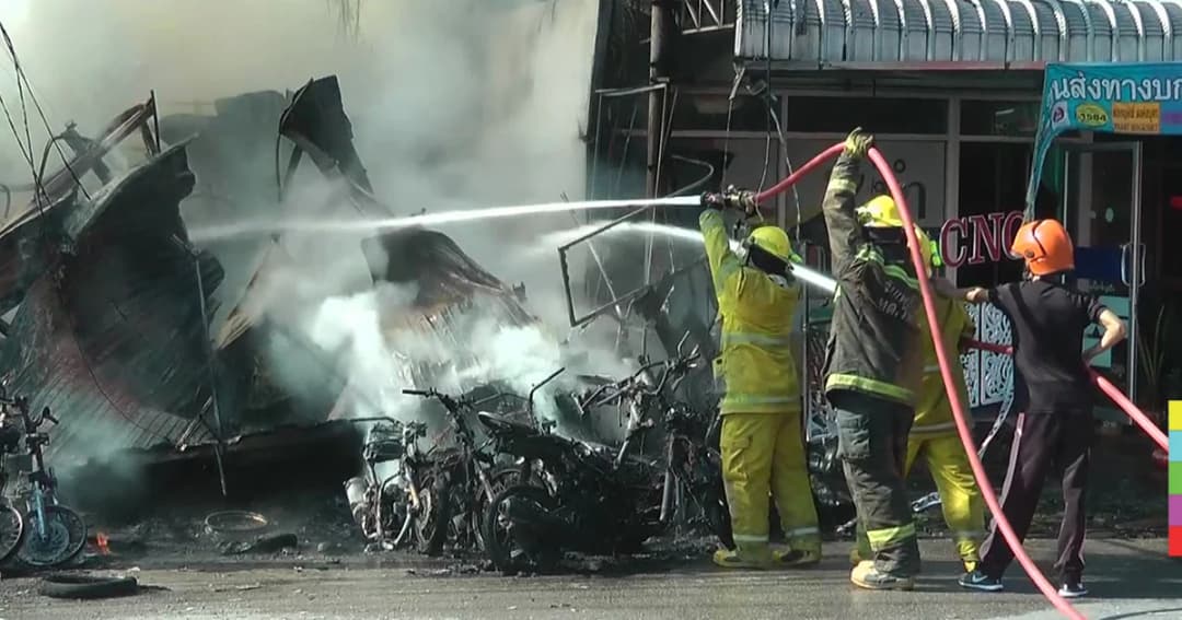 เพลิงไหม้สายไฟ ! ลามเผาร้านซ่อมจยย.-ร้านทำป้าย วอดทั้ง 2 หลัง