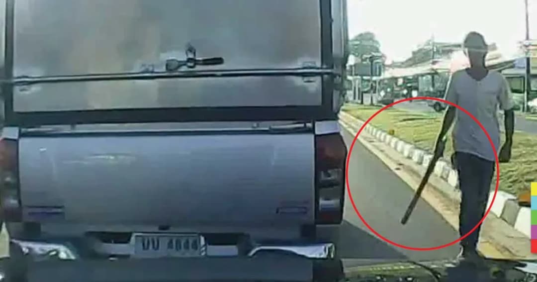 กระบะจอมปาดโมโห! โดนบีบแตรเตือน คว้าดาบขู่กลางถนน