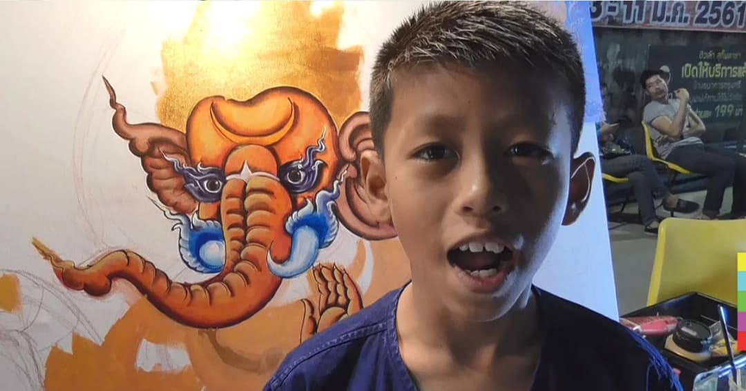 เด็กชายวัย 11 ขวบ เปิดหมวกวาดภาพ ฝีมือระดับมืออาชีพ หาเงินไปวัดร่องขุ่น