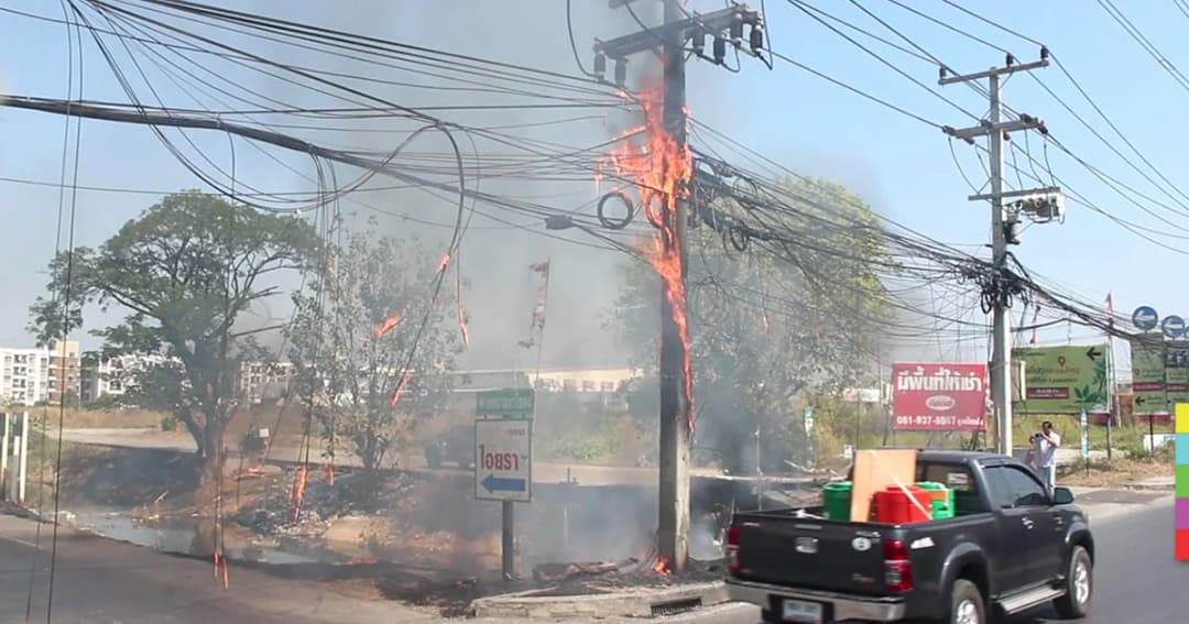 จุดไฟเผาหญ้า ลามลุกไหม้ ‘สายเคเบิล’ จนท.เร่งดับทัน