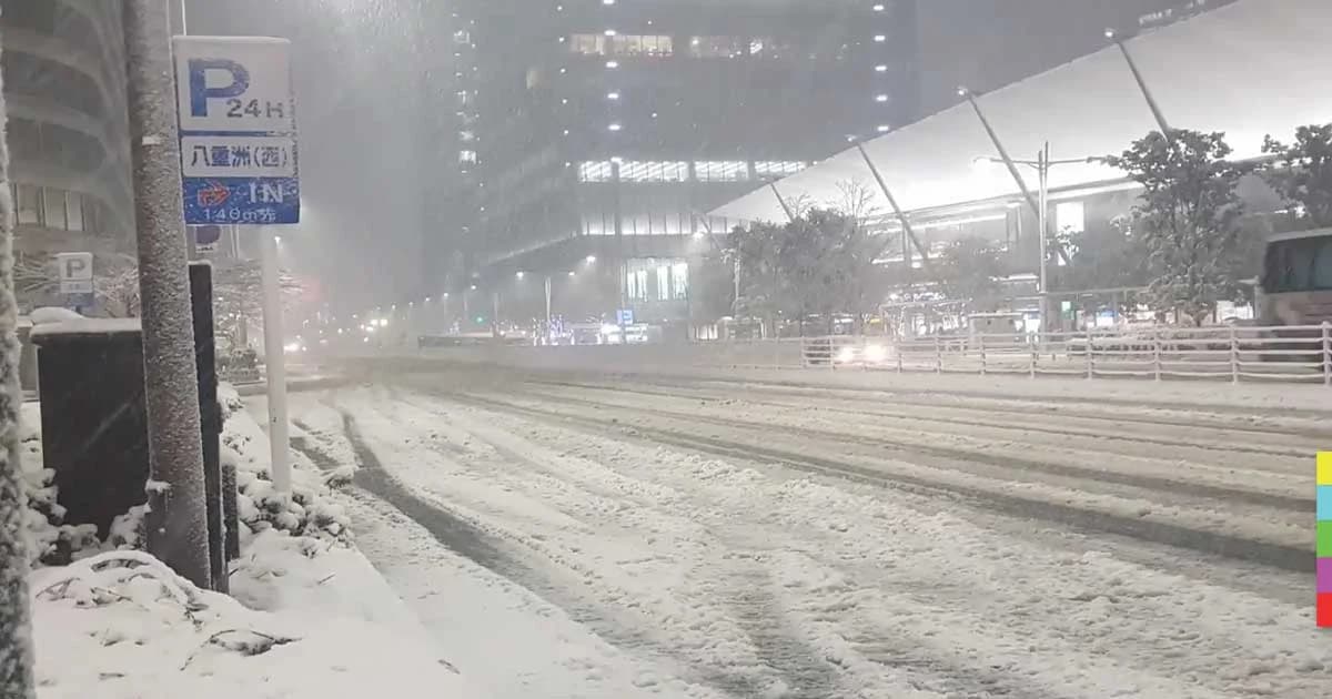 กรุงโตเกียวหิมะตกหนักสุดในรอบ 4 ปี กระทบการเดินทาง