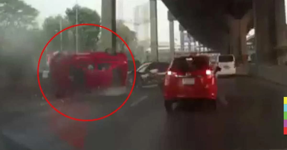 จวกยับเก๋งตีนผี ! ปาดไม่พ้นชนแท็กซี่คว่ำ แอร์สาวเจ็บสาหัส