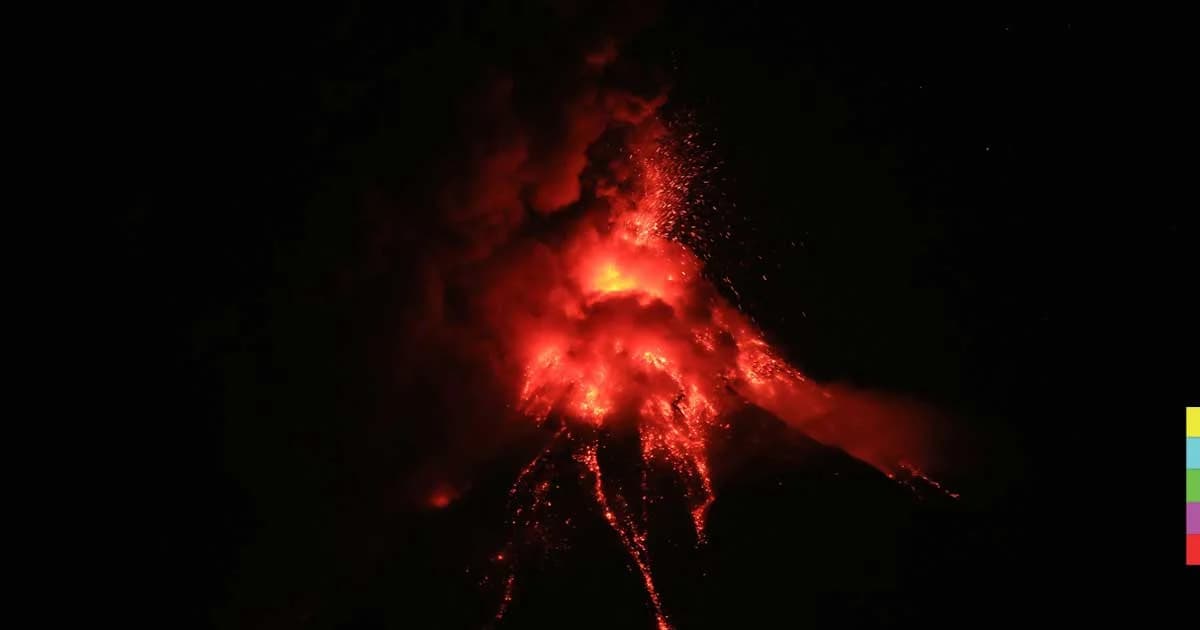 เตือนภัยขั้นสุด ! ภูเขาไฟมายอนระเบิด พ่นลาวาเดือดสูงกว่า 700 เมตร