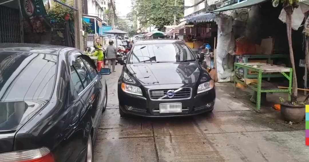 เปิดคลิป ! รถหรูสวนกันในซอยแคบ วัดใจคนขับ ใครจะนิ่ง ใครจะหลบ