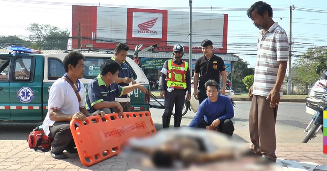 หนุ่มปีนต้นมะพร้าวหน้าวัดหวังนำไปขาย พลาดตกลงมาดับคาที่