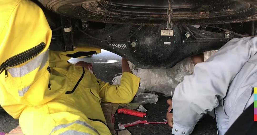 เตือนภัย ! ขับรถคร่อมถุงพลาสติกตกบนถนน สุดท้ายติดเพลาล้อ ไปต่อไม่ได้