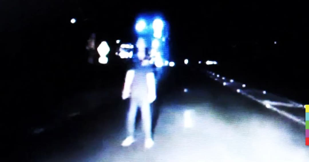 คนขับรถขวัญผวา ! ชายปริศนา ยืนขวางถนนกลางดึก