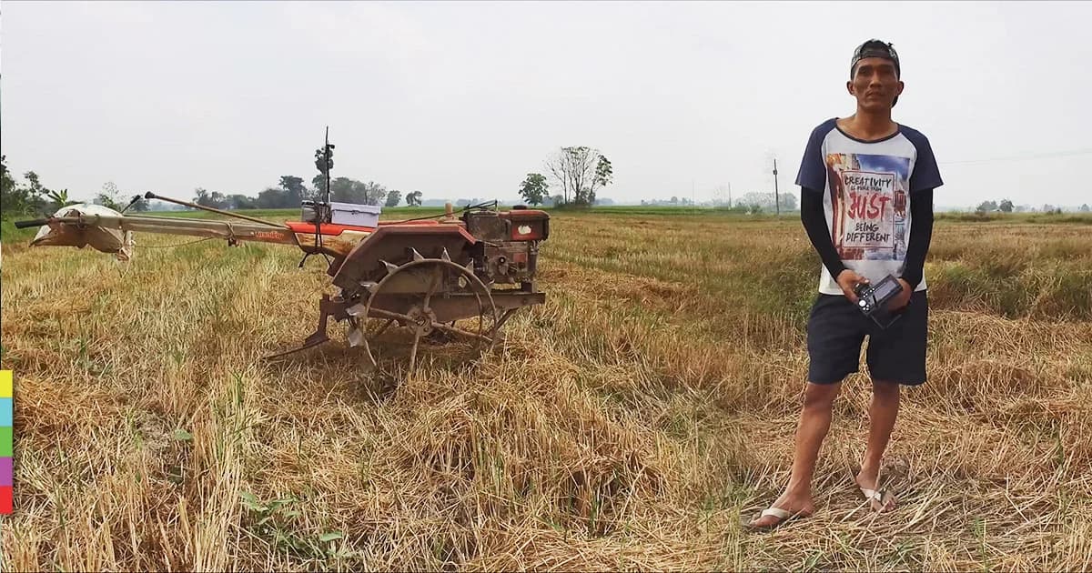 สุดล้ำ ! ‘หนุ่มสุโขทัย’ ประดิษฐ์รถไถนาไร้คนขับ บังคับผ่านจอทีวี