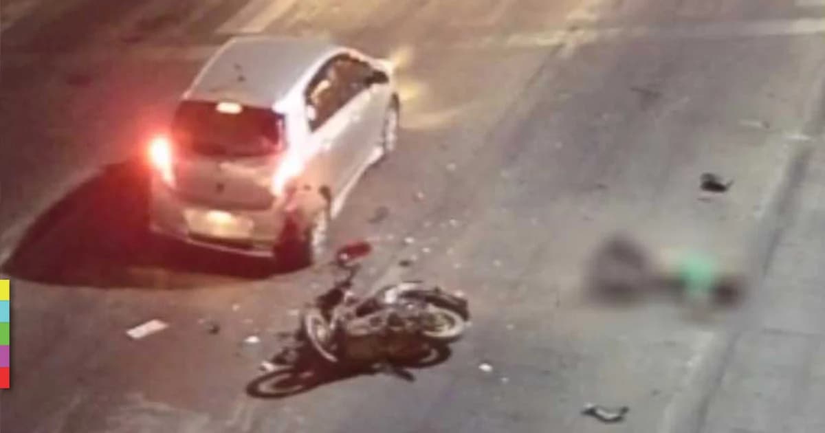 หนุ่มขี่ จยย.พุ่งชนท้ายรถเก๋งจอดติดไฟแดง ร่างกระเด็น เสียชีวิต