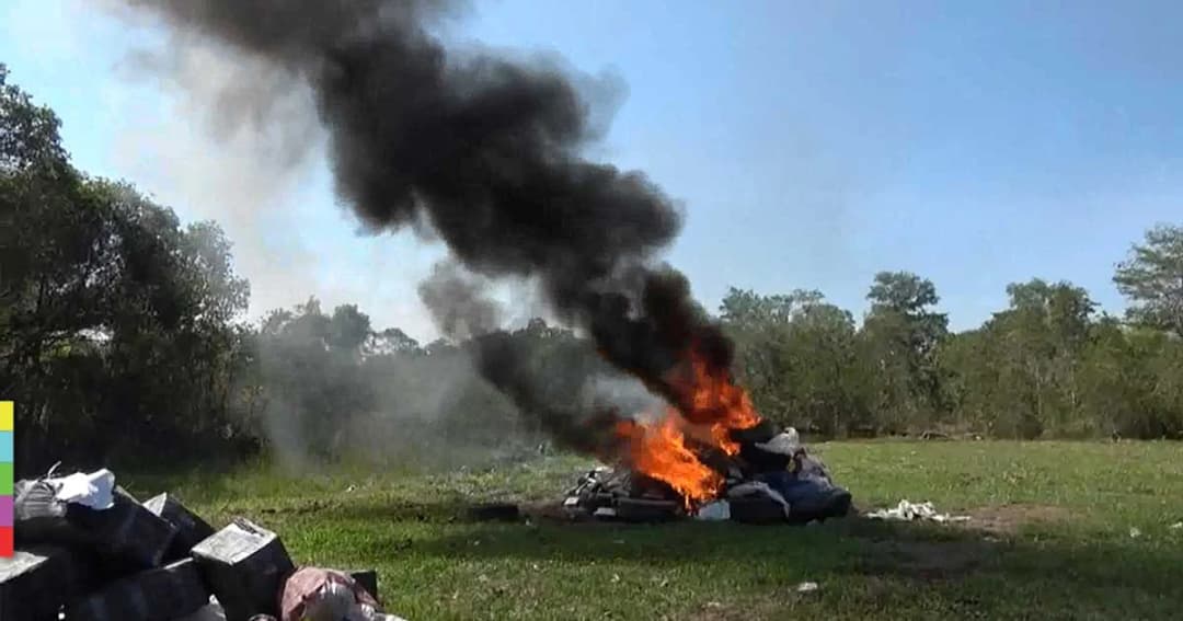 ตร.สตูล เผาทำลายกัญชา ใบพืชกระท่อม ที่ทะลักจากชายเเดน