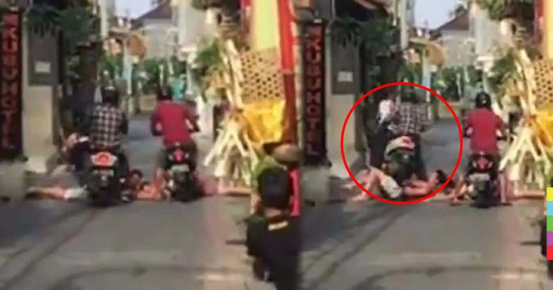 หนุ่มต่างชาตินอนอาบแดดขวางซอย โดน จยย. ขี่ทับข้ามไปแบบไม่แคร์