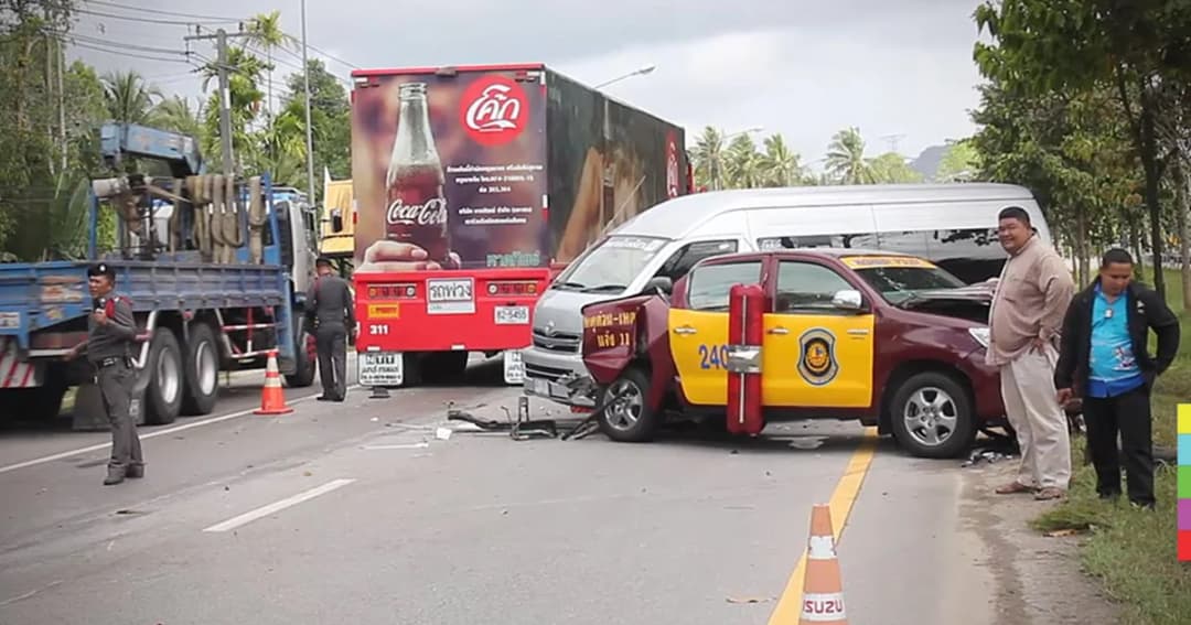 รถบรรทุกน้ำอัดลม พุ่งชนด่าน ตร.โดดหนีกระเจิง