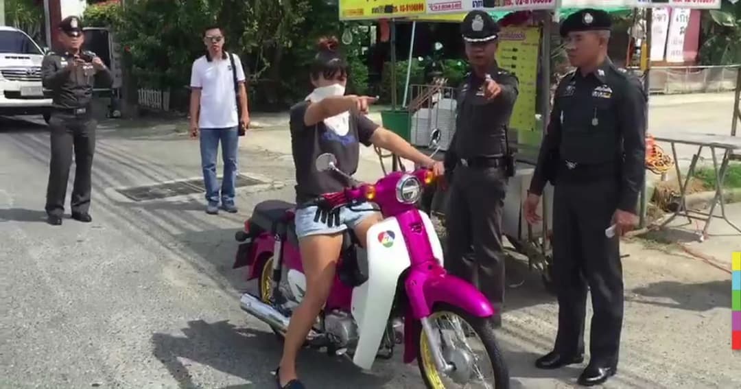 โจรสาวแสบ ! หลอกสั่งอาหารเยอะ รอแม่ค้าเผลอ แอบฉกกระเป๋าหนี