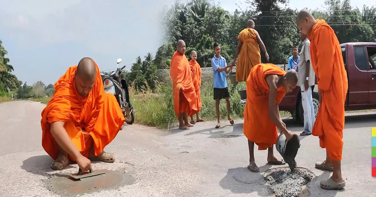 โยมชื่มชม ! พระ-เณร ช่วยกันซ่อมเเซมถนนที่ชำรุด