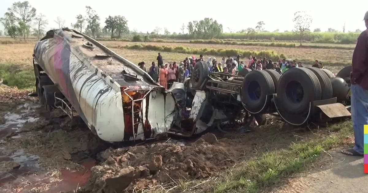 ‘รถบรรทุก’ กากน้ำตาลพลิกคว่ำ คนขับดับคาที่ คาดหลับใน