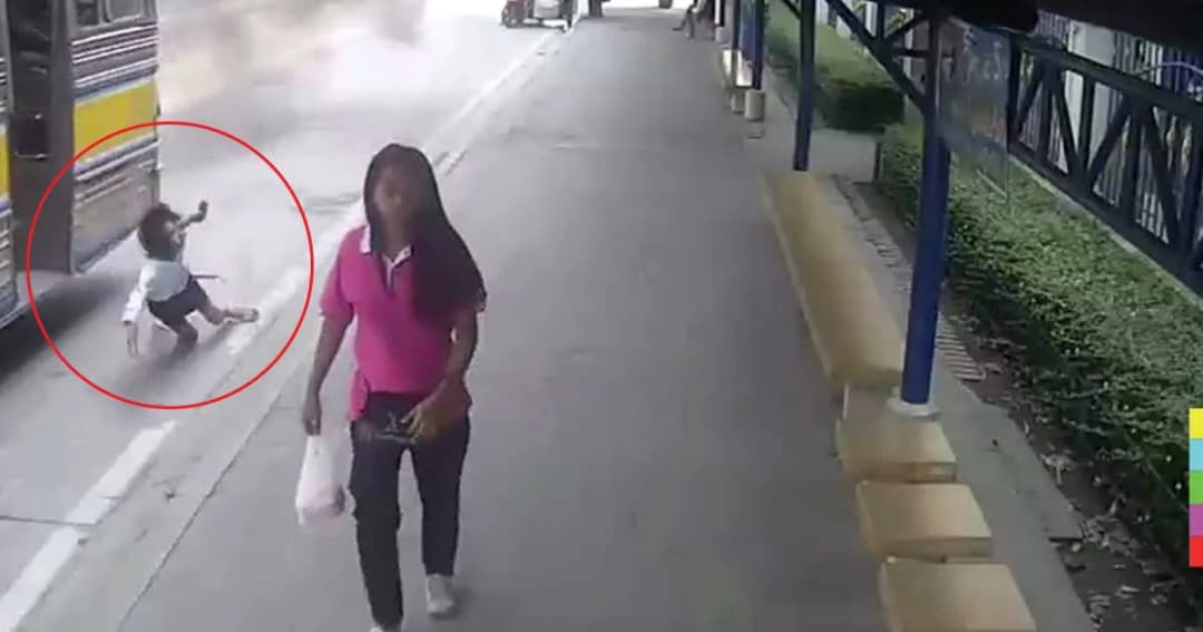 สาวเตรียมลง ขณะรถเคลื่อนตัวออก พลาดหน้าคะมำกระแทกพื้น คนขับหนีหาย