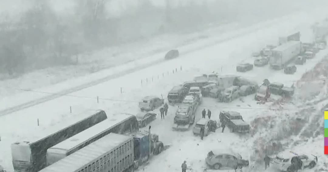 หิมะตกหนักทำรถชนกัน 70 คันรวด บนทางหลวงในสหรัฐฯ