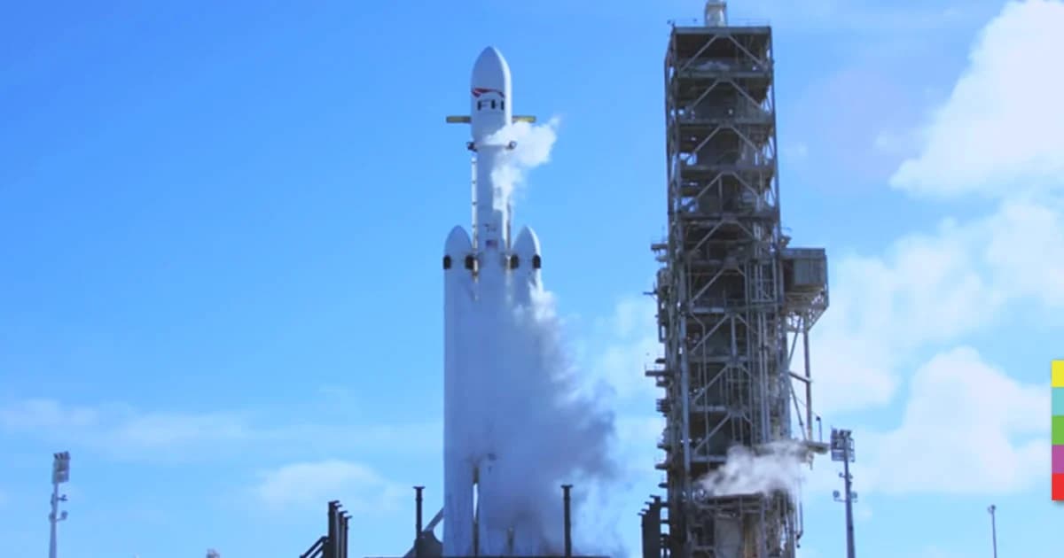 สเปซเอกซ์ปล่อยจรวด นำรถเทสลาขึ้นสู่อวกาศได้สำเร็จ