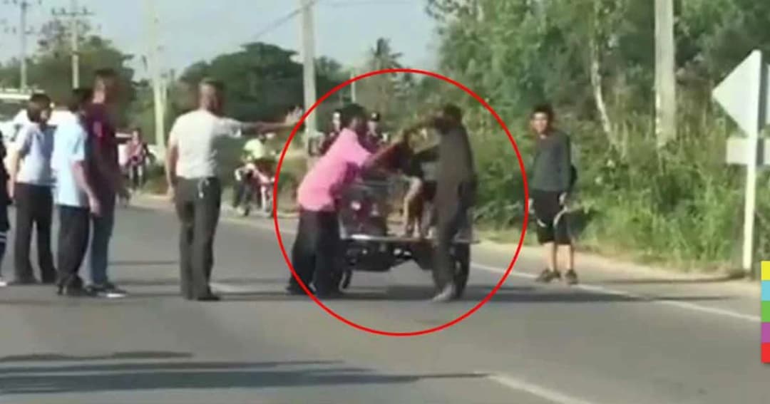 นาทีระทึก ! ตร.บุกชาร์จตัวหนุ่มเมียนมาคลั่ง จี้คอหนูน้อยวัย 3 ขวบ