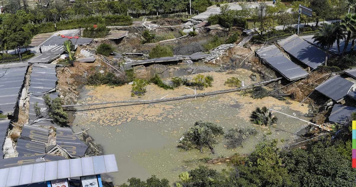 ถนนทรุดตัวขนาดใหญ่ในจีน เบื้องต้นเสียชีวิต 8 ราย