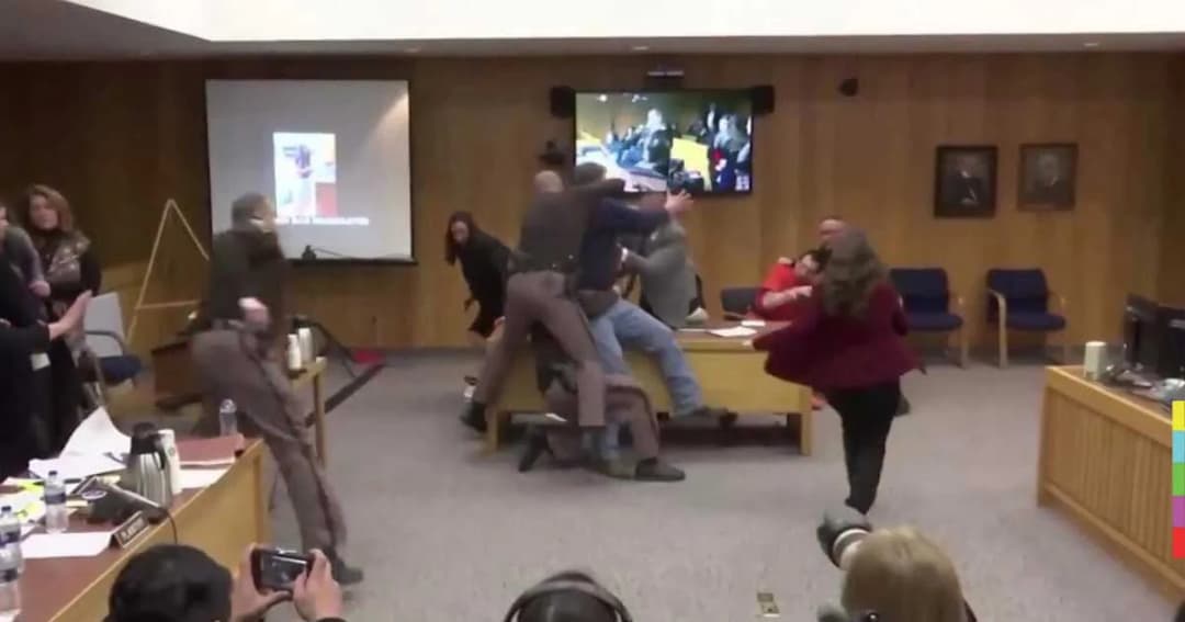 โกรธแค้น! พ่อเหยื่อข่มขืนกระโจนใส่ผู้ต้องหา อดีตหมอนักยิมนาสติก