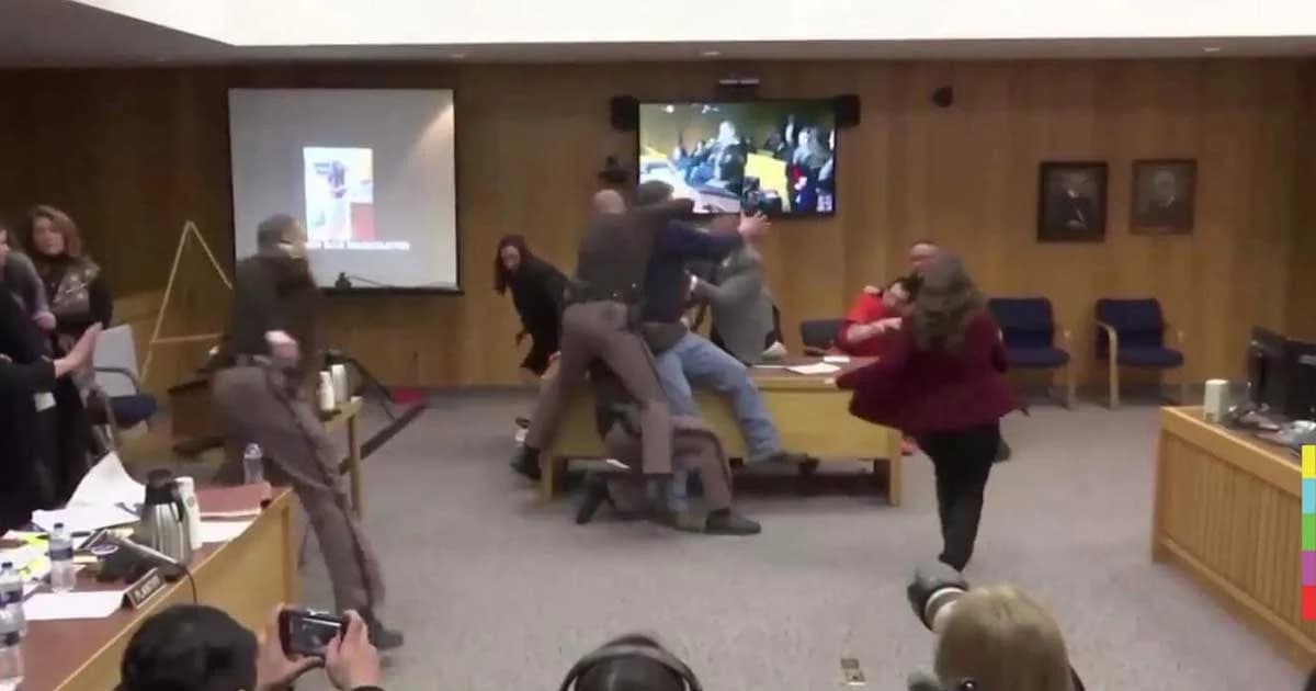 โกรธแค้น! พ่อเหยื่อข่มขืนกระโจนใส่ผู้ต้องหา อดีตหมอนักยิมนาสติก