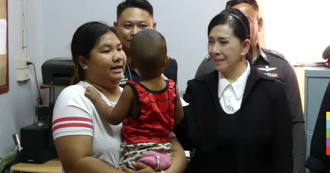 ‘ลูกน้อย’ คืนสู่อกแม่ หลังถูกพี่เลี้ยงลักไป อ้างรักเหมือนลูก
