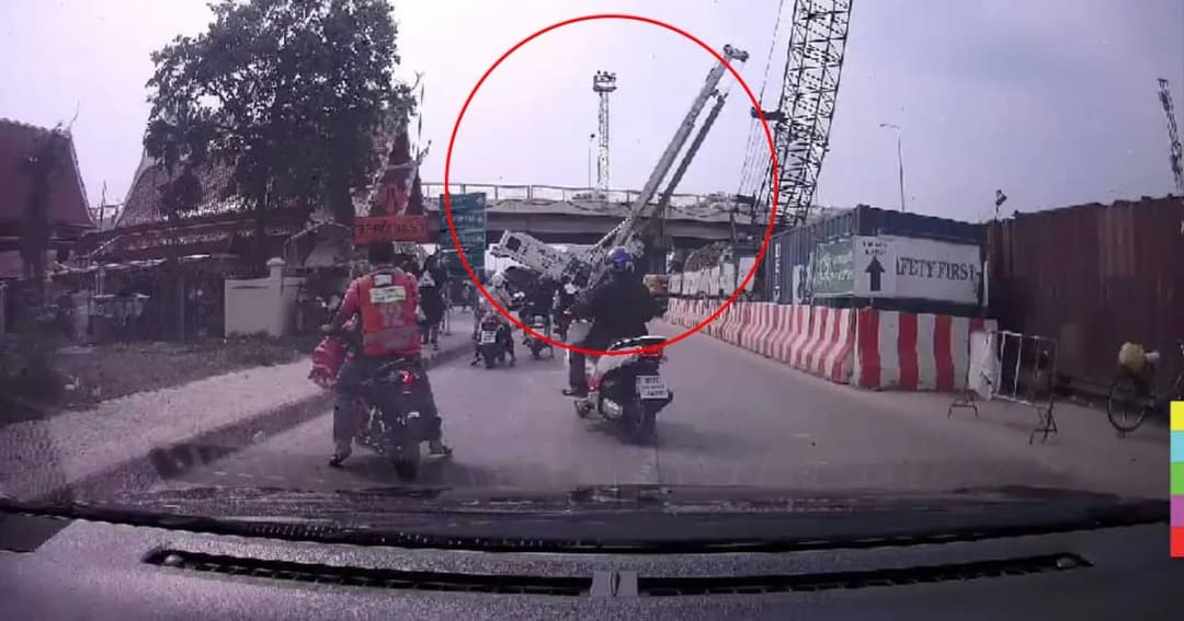 เครนคว่ำระทึก ! ยกแท่งเหล็กหนักเกินรับไม่ไหวล้มตึง ใกล้ รพ.ศิริราช