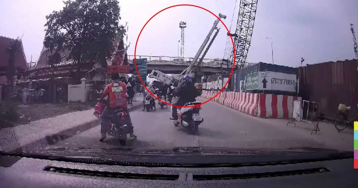 เครนคว่ำระทึก ! ยกแท่งเหล็กหนักเกินรับไม่ไหวล้มตึง ใกล้ รพ.ศิริราช