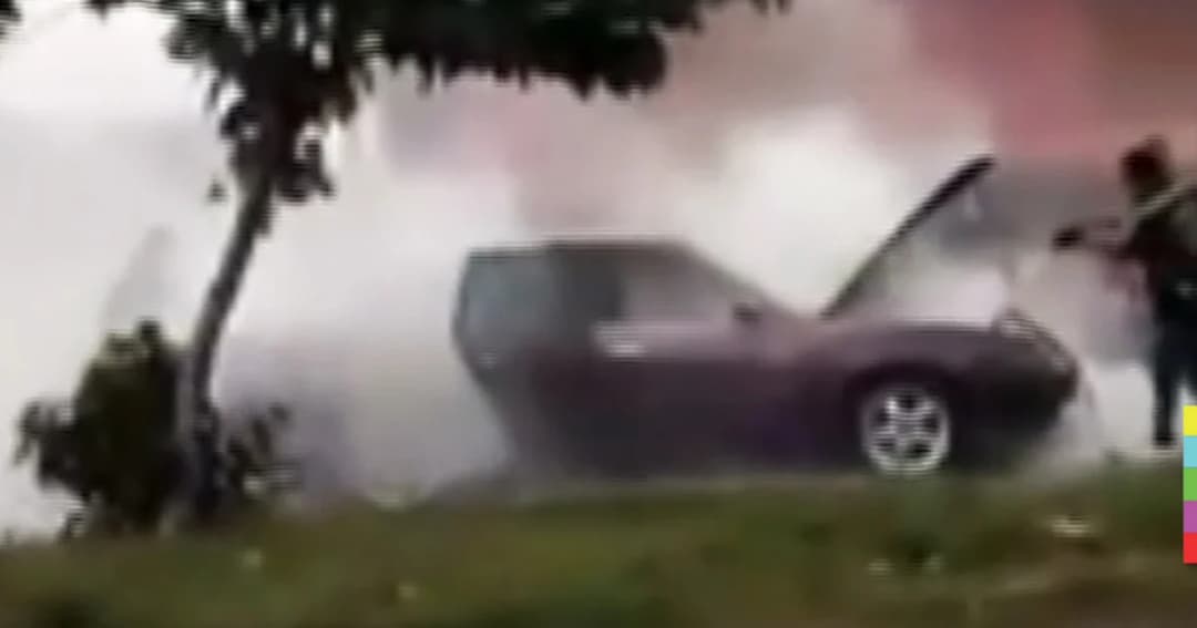 ไฟไหม้รถผู้เฒ่าหวิดถูกย่างสด ขณะชาวบ้านช่วยกันขนน้ำใส่ถังดับไฟกันวุ่น 