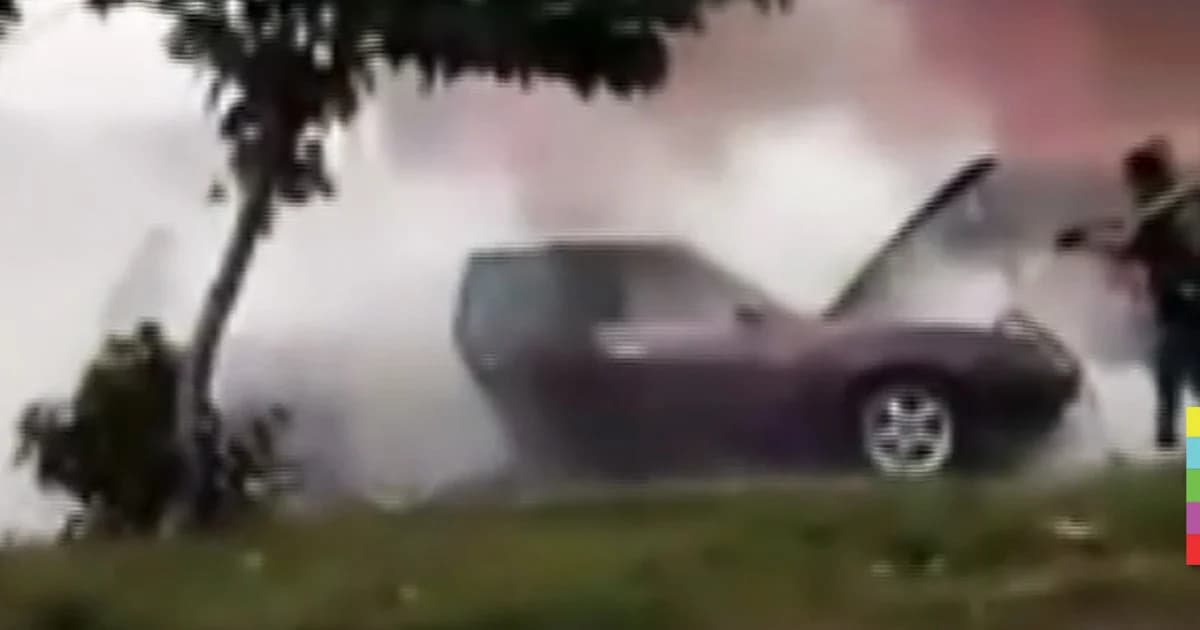 ไฟไหม้รถผู้เฒ่าหวิดถูกย่างสด ขณะชาวบ้านช่วยกันขนน้ำใส่ถังดับไฟกันวุ่น