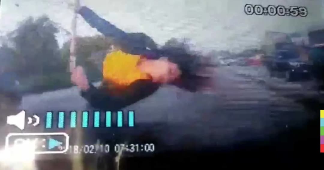 กล้องหน้ารถจับภาพ นาทีกระบะพุ่งชน จยย. ร่างกระเด็น บาดเจ็บสาหัส