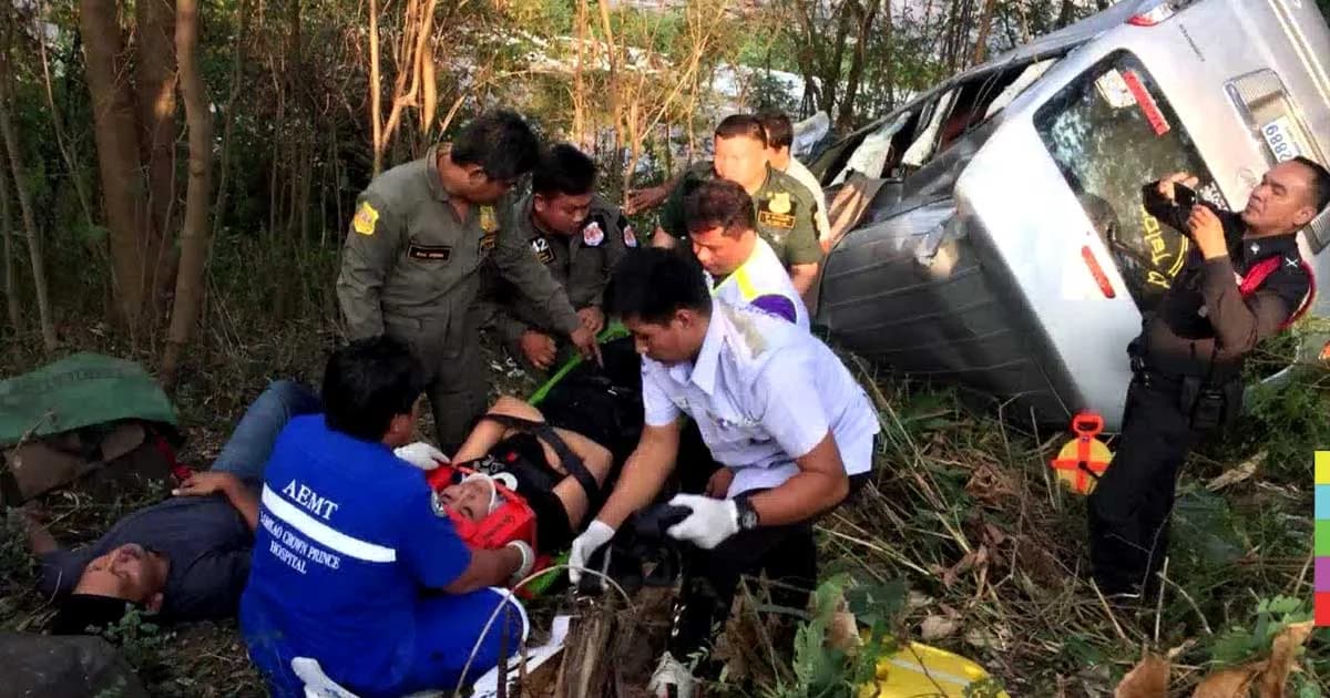 รถตู้ นทท. ภูทับเบิกแหกโค้ง หวิดตกเขา บาดเจ็บ 11 คน