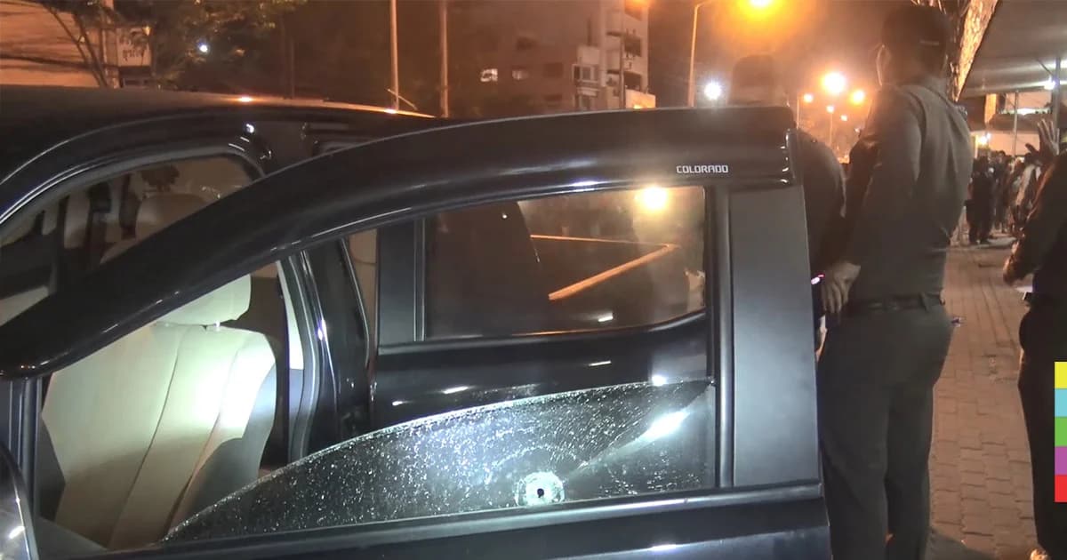 หนุ่มขี่ จยย.ปืนโหด ยิงคนขับกระบะ เจ็บสาหัส ขณะรถติดไฟเเดง