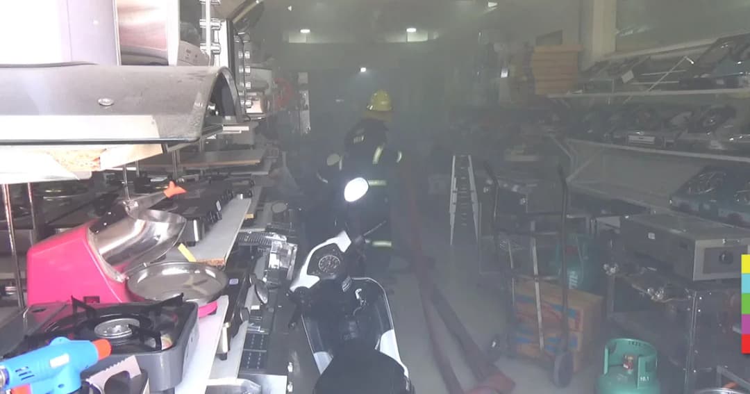 แตกตื่น ! ไฟลุกไหม้เตาร้านแก๊ส เร่งแจ้งจนท. หวั่นระเบิด